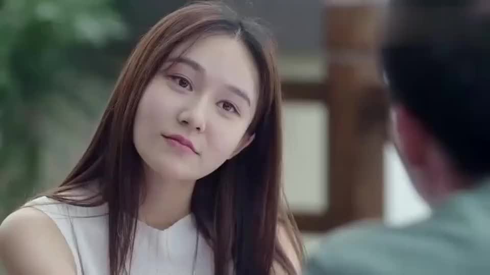 警察锅哥女友生气揣锅哥锅哥假装摔倒女友上去一扶中计了