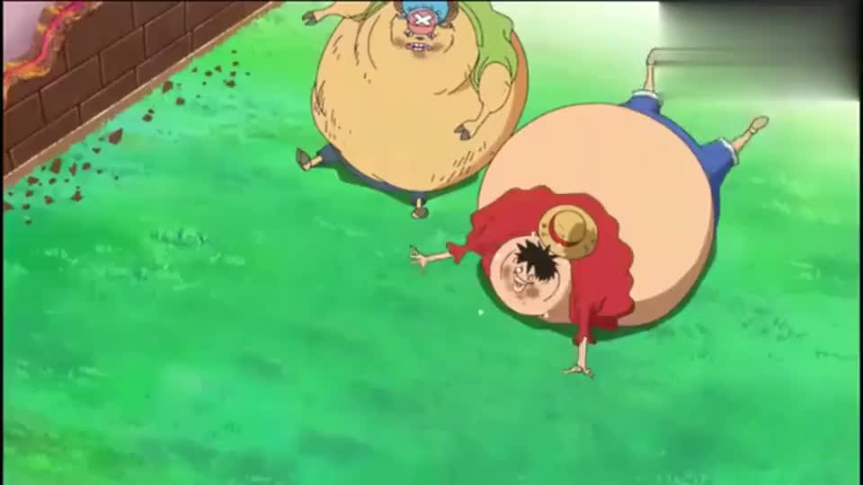 路飞吃得实在太撑了,乔巴不得不替路飞检查,看有没有吃出毛病