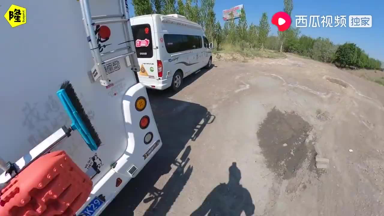 房车自驾游月隆家又添新伙伴,她成为车上唯一异性,以后更热闹了