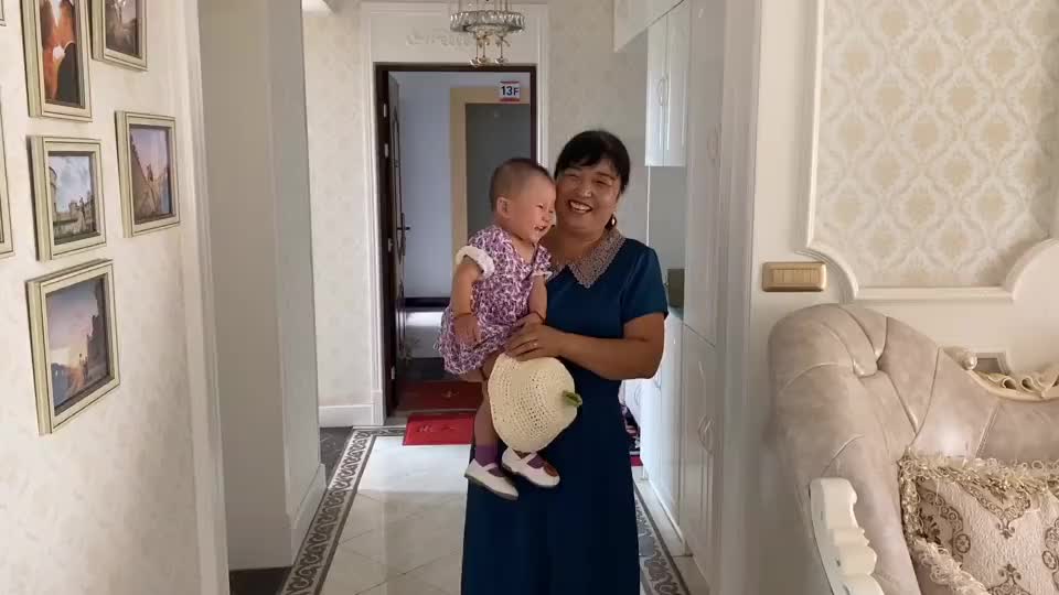 女老板回农村老家,遭哥哥嘲笑看不起,没想到她一个电话断其财路