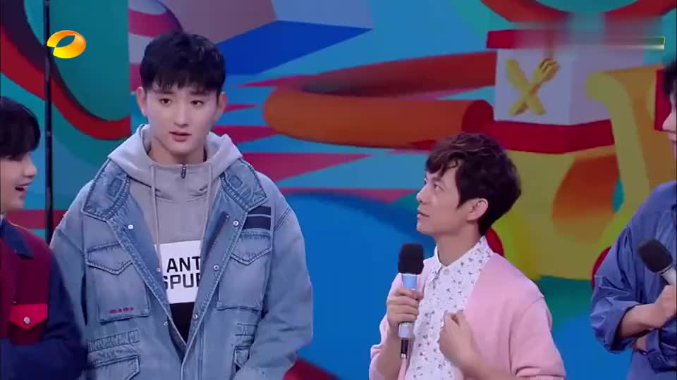 快本:于小彤好惨,只能演被打的老虎,受到来自何炅无情的嘲笑!