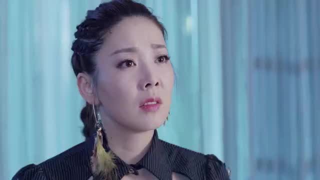 他把房间让给苏娅,借口出门闲晃从苏娅所用的车里拿出定位手机