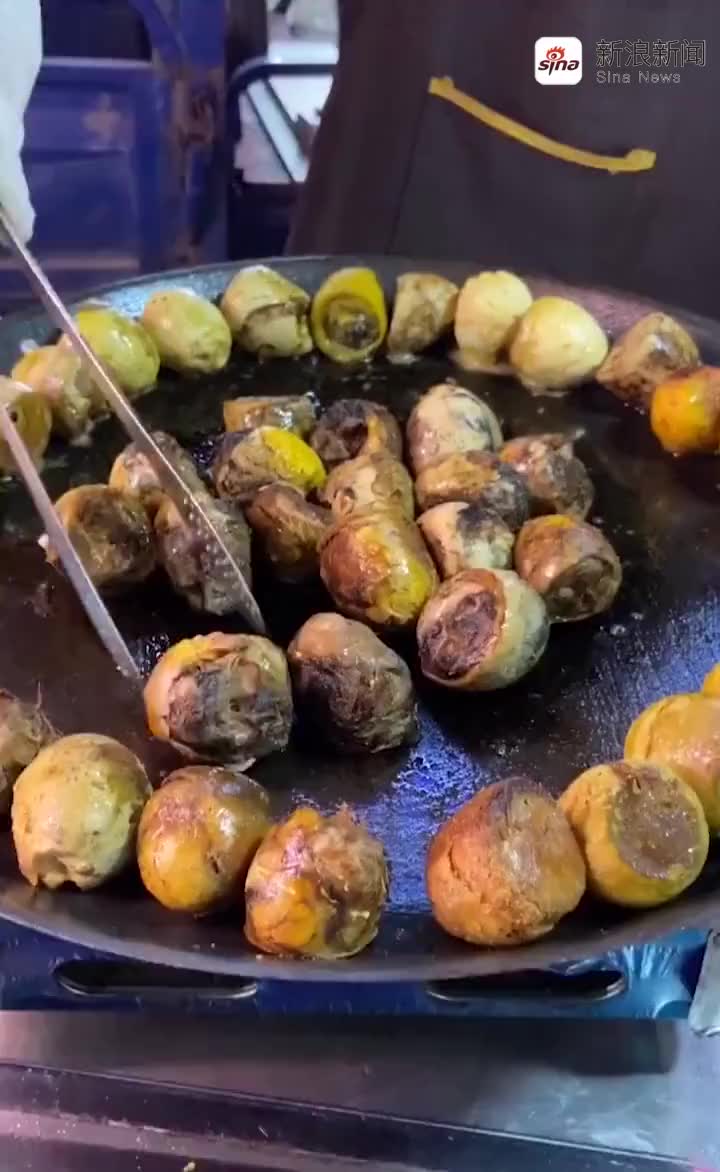 农民小哥吃鸡头毛蛋上瘾一口酒一个毛蛋真过瘾