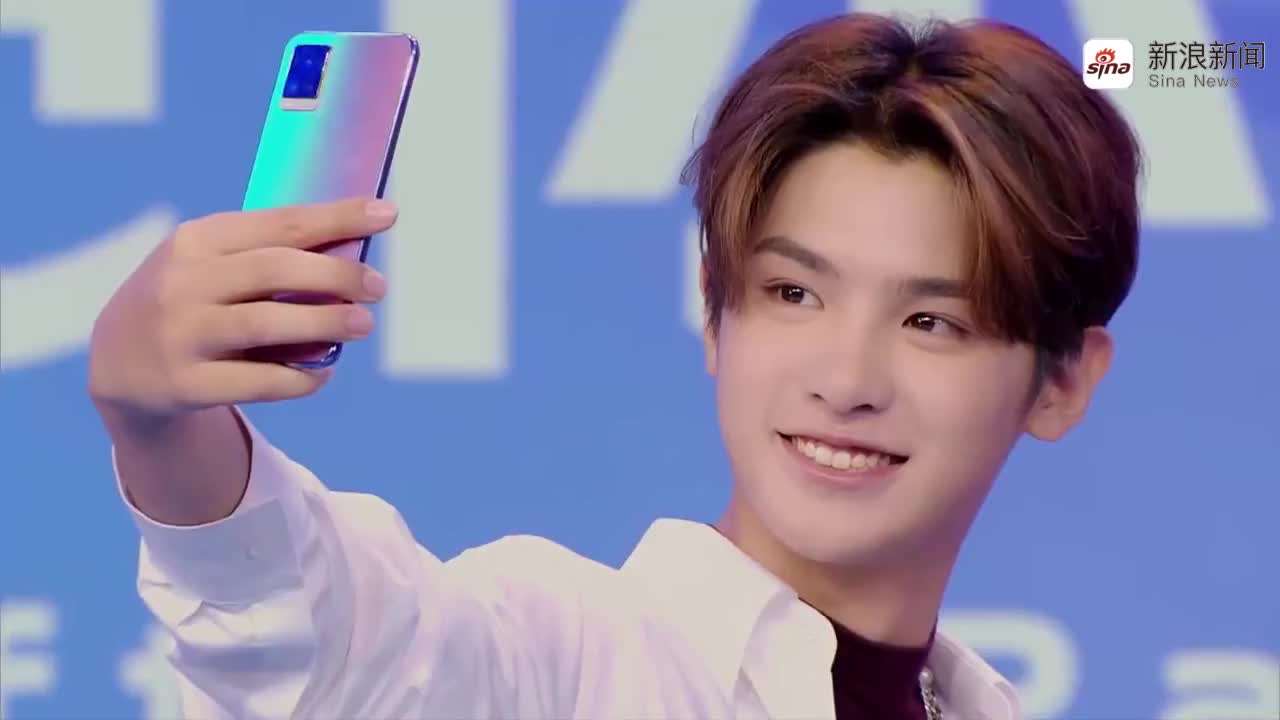 乐华师兄妹合影! 黄明昊,金子涵,吴昕神仙颜值!