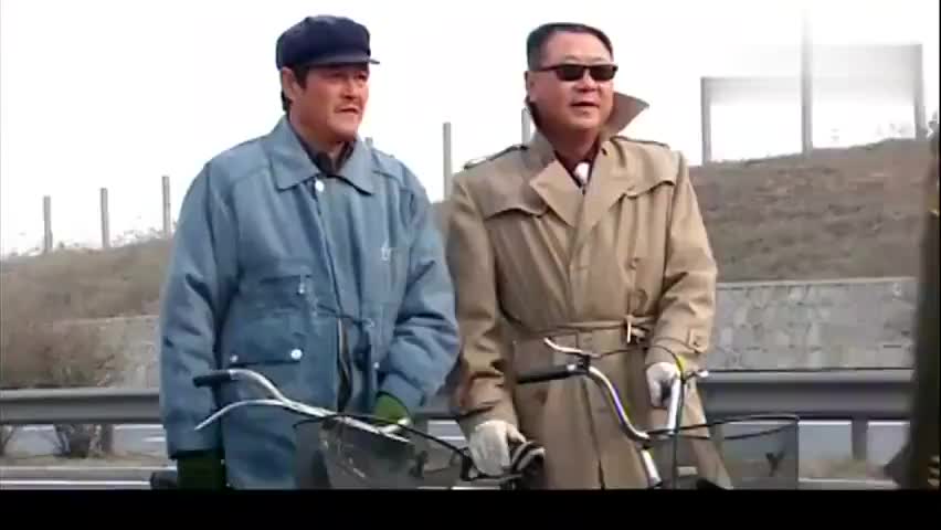 范德彪风衣一穿墨镜一戴,拉上马大帅,俩人骑着自行车就上了高速