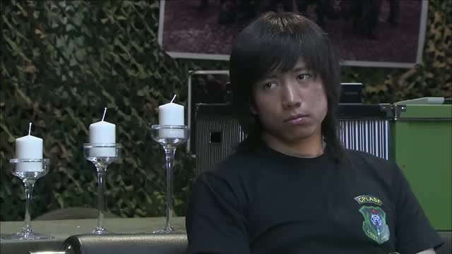 小庄好奇小影干嘛来边防部队,小影说这里才有庄焱,小庄沉默不语