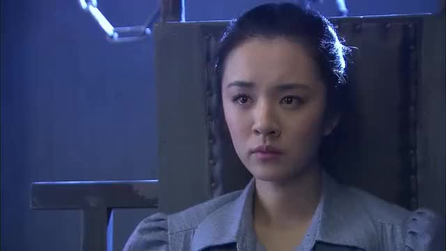 马队长想摧毁冷小曼的意志,关键时刻副队长到来,把她带回牢房