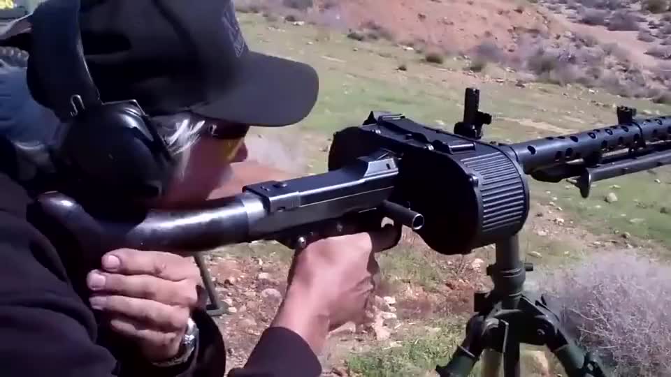 波兰ukm-2000通用机枪靶场射击