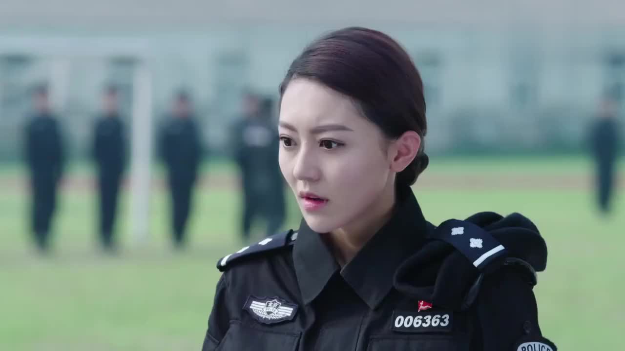 警花与警犬:优优真是个吃货,连犬零食都不放过,倪娜瞬间看呆