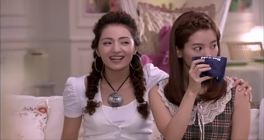 尼克跟贝丝交谈,她对他的一切感到好奇,他知无不言