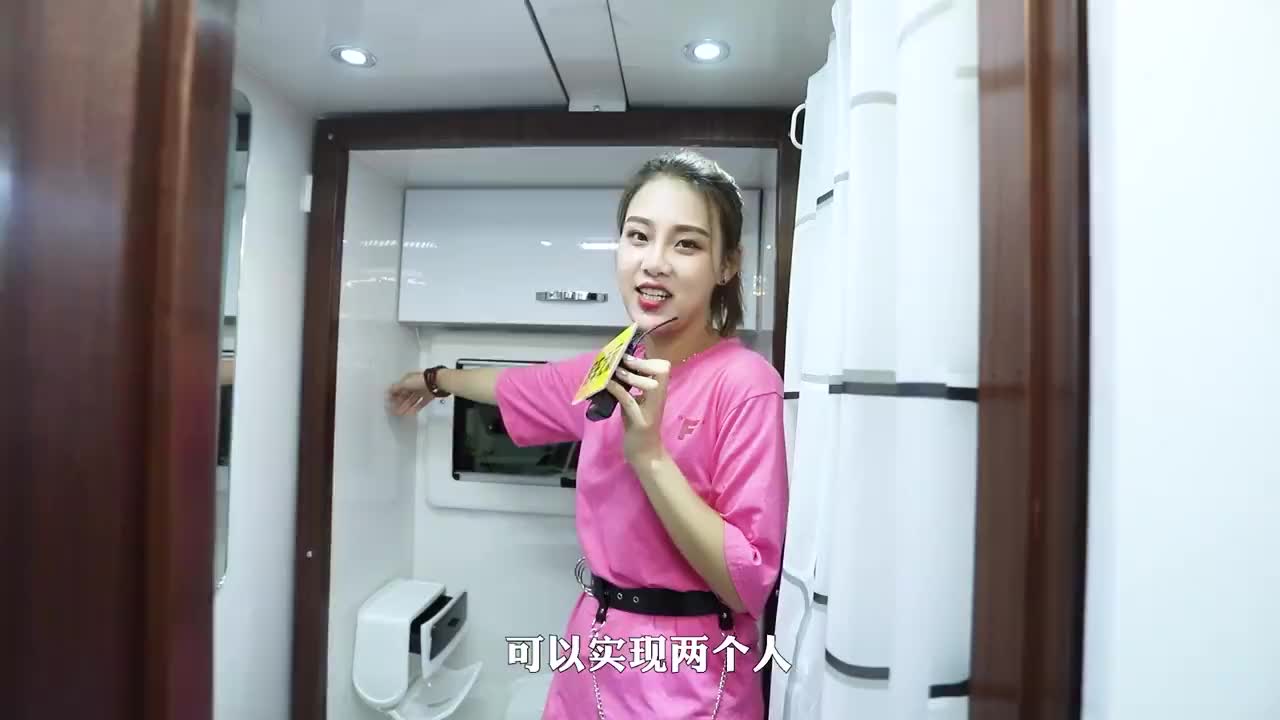 月隆的房车生活总在折腾,这电影院算是折腾成功了,以后可变标配
