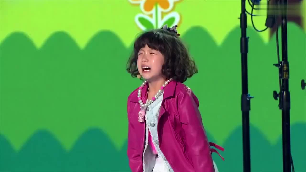 四岁半东北女童曲隽希当导演带领全家进行小品,哭笑情绪说来就来