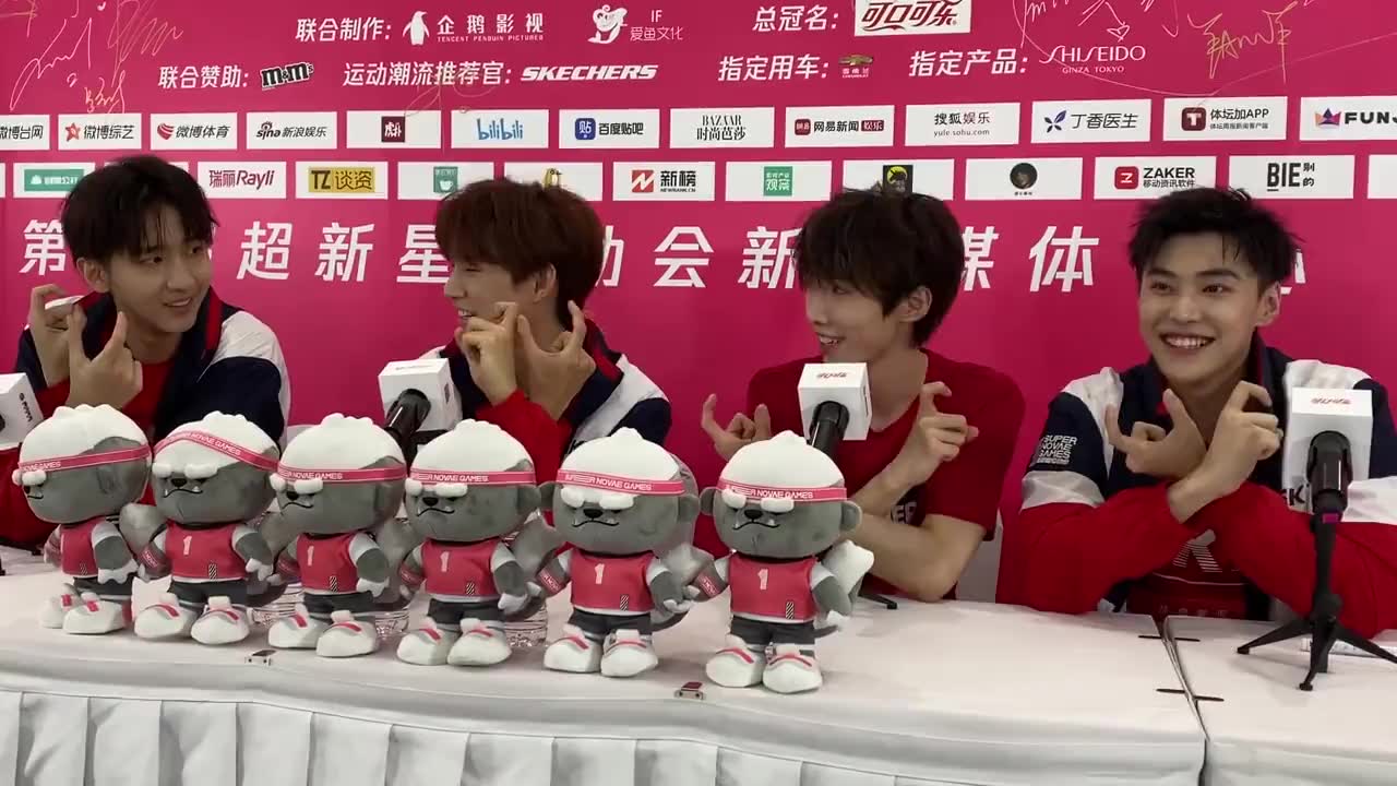 嘉羿比unine的手势真的泰好笑辣 男子150米接力决赛热血赛区不是