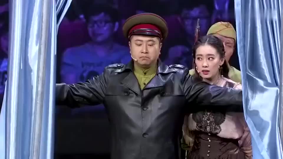 张小斐等人被困楼顶,张若昀刚想打电话求救,才发现手机没电了!