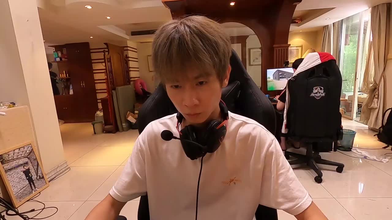 战队探营kx篇:狙神@余人ovo 手把手传授美女@虎牙主播茄子 栓狙