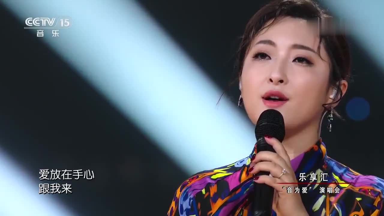 超级歌单:国庆老师现场吻金美儿,还被回吻的,太劲爆了!