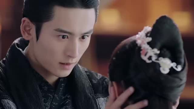 芸汐传:云汐拿自己的血喂毒蛊兽,趁机取毒蛊兽的血!