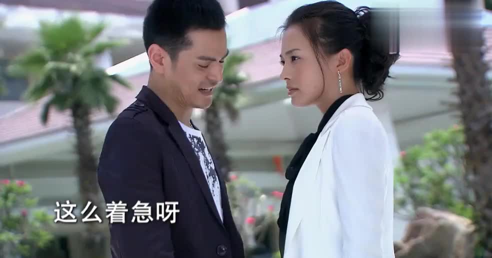 忧心忡忡的晓菁来到饭店与田昊见面,不慎被前来谈生意的天美撞到