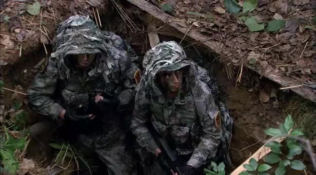 利刃出鞘:范天雷出动军犬,敌军服了:两条腿怎么跑赢四条腿!