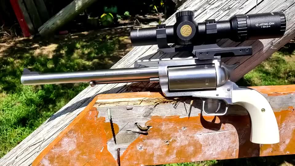 点44口径左轮手枪射击实测,看着挺笨重,但是挺漂亮的!