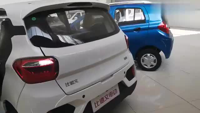 比德文m8款新能源电动汽车带有汽油发电机的家用三厢电动四轮车