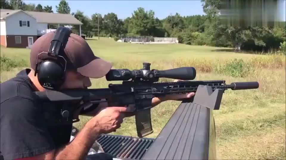 配备消音器的mk12 mod0特种用途步枪,声音小的连耳麦都不用戴