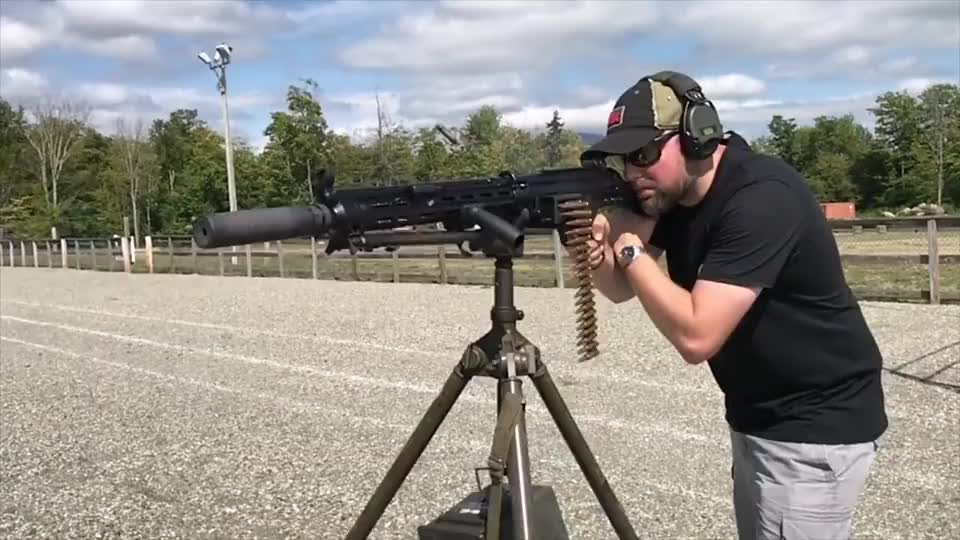 试射一架mg3通用机枪,采用不可散式弹链供弹,后座小射速快!