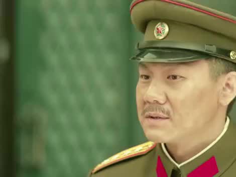 炮神:已是少将的杨志华拉着孙子的小手,带孙子参观战争博物馆