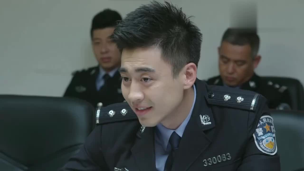 警察锅哥2案件陷入僵局锅哥官复原职一出手就抓住线索