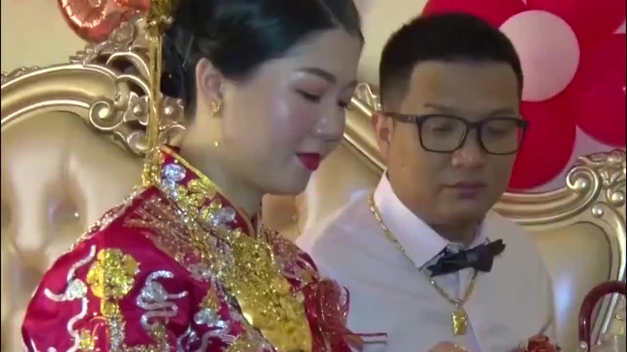 福建40岁姑娘第一次结婚,就嫁进了大户人家,穿金戴银,命真好