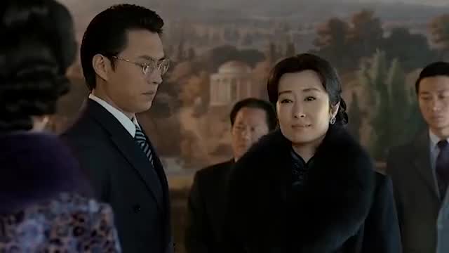 明楼和大姐一起讨论明台相亲的事,却不知道他们见过