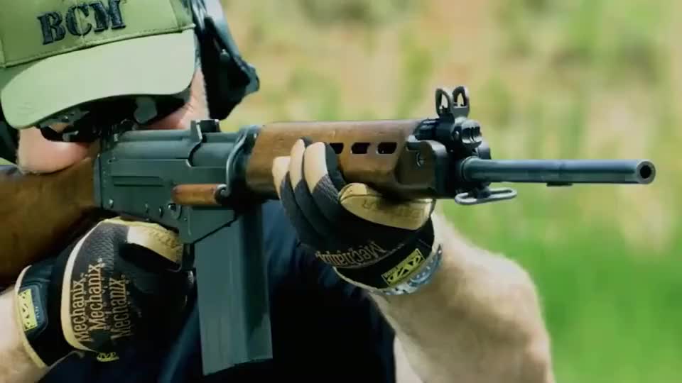 实弹射击德国黑克勒科赫mp7a1冲锋枪又称单兵自卫武器