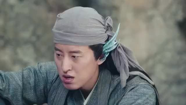 山寨大王用酒喷火烧二人,不料自己却被火烧