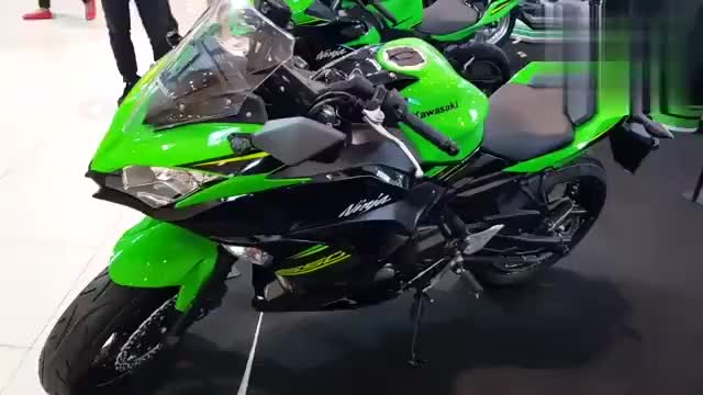 川崎忍者h2r细节实拍,专业赛道压弯跑车,自带增压引擎