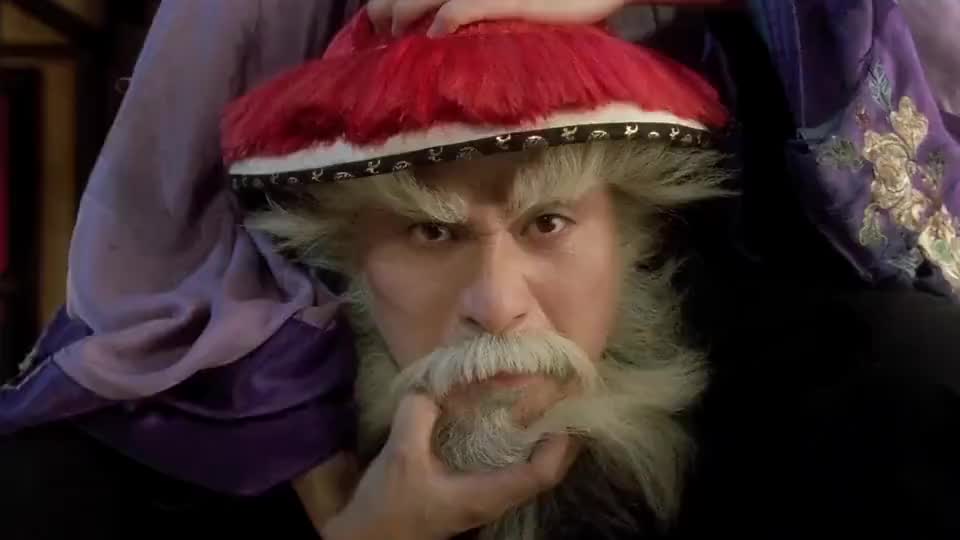 周星驰设计成功捉拿豹子头,赢得百姓好感,被众人拥戴