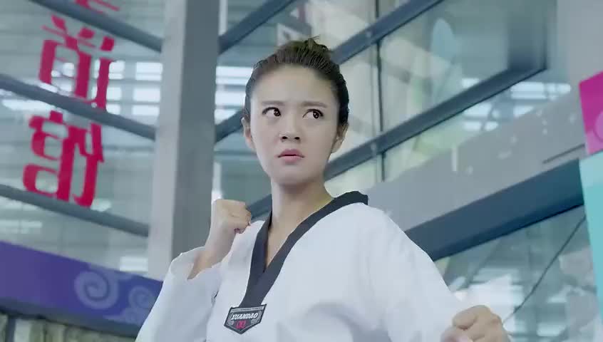 艾米尔约开心到跆拳道馆,二话不说来个过肩摔,霸气宣战