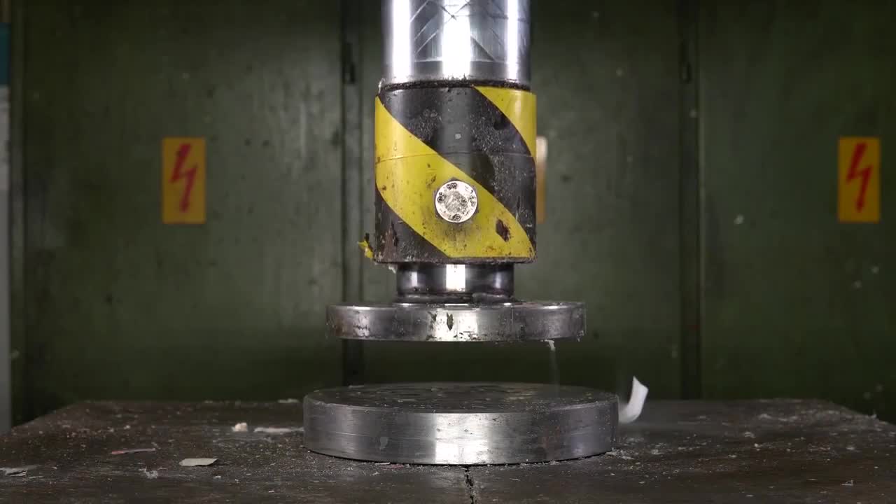 用液压机碾压液氮冷冻过的胶带,结果会发生什么?