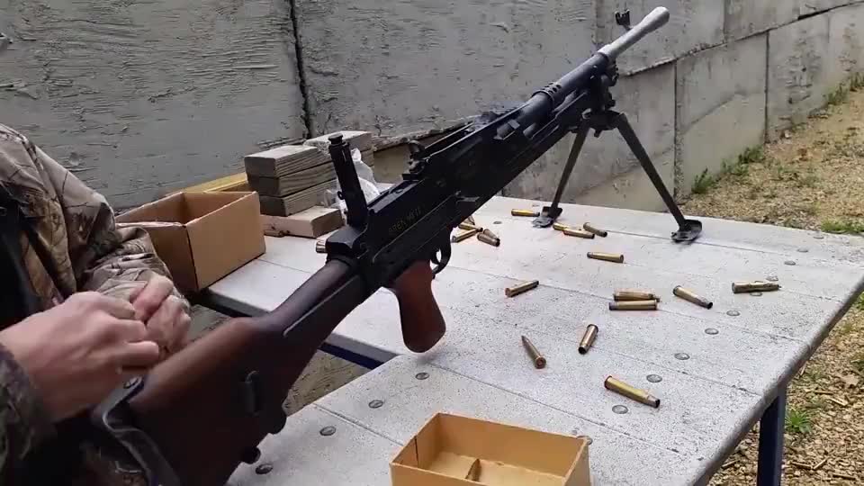 收藏家的心头肉:二战的bar勃朗宁轻机枪,射击实测!
