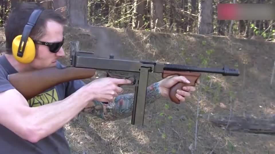 老外测试二战神器汤普森m1a1冲锋枪,传说中的"芝加哥打字机"