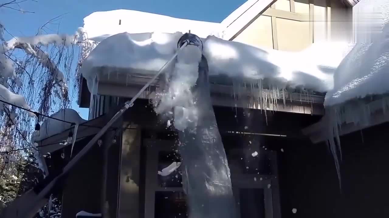 大雪过后日本旅馆使用特制工具清除屋顶厚重积雪 以免发生危险