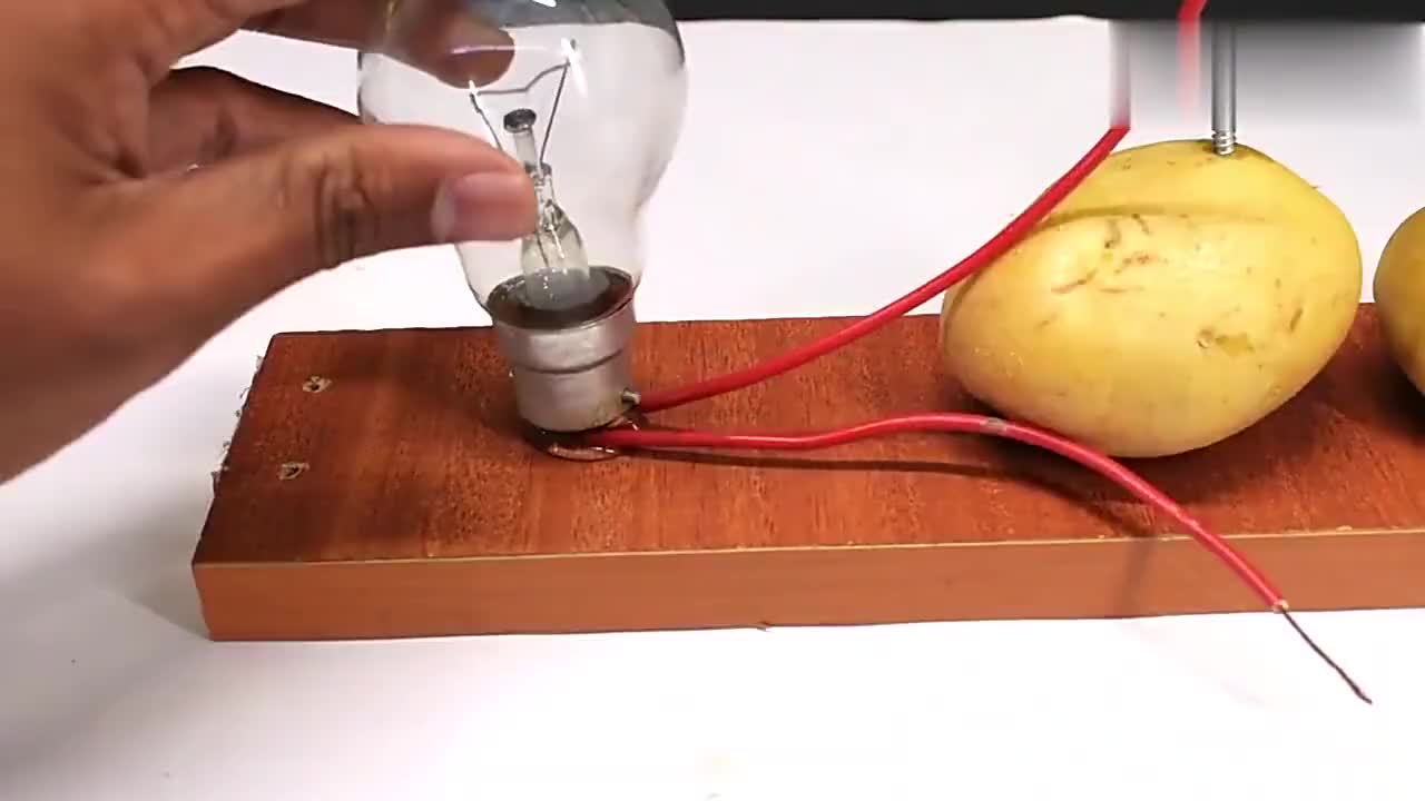 让你见识一下土豆也能发电的原理!