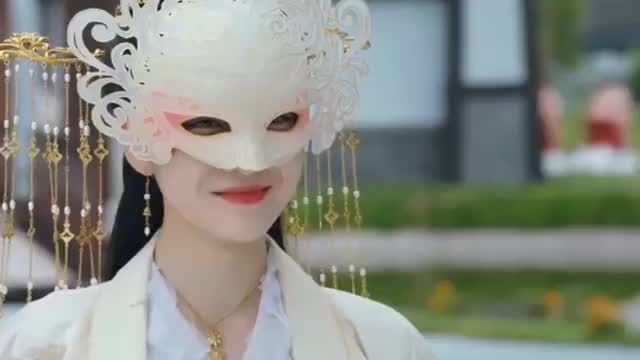 程英的面具被摘下,杨过见到程英的容貌,顿时美呆了