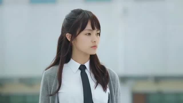 易海蓝是个小黑客,他为了能帮助齐扇,打出第二天的考卷交给齐扇