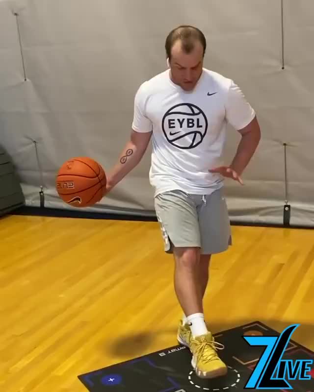 剪刀步教学!运用第一步的方向误导防守人员