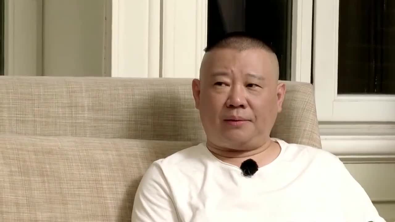 张鹤伦给师父捏脚要清场,偷吃师父水果小表情太逗了!