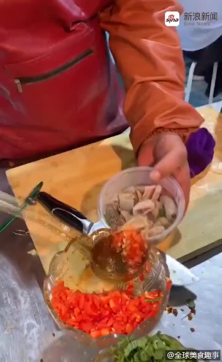 古尔邦节怎么过新疆女汉子宰羊亲自动手剥这羊肉太攒劲了