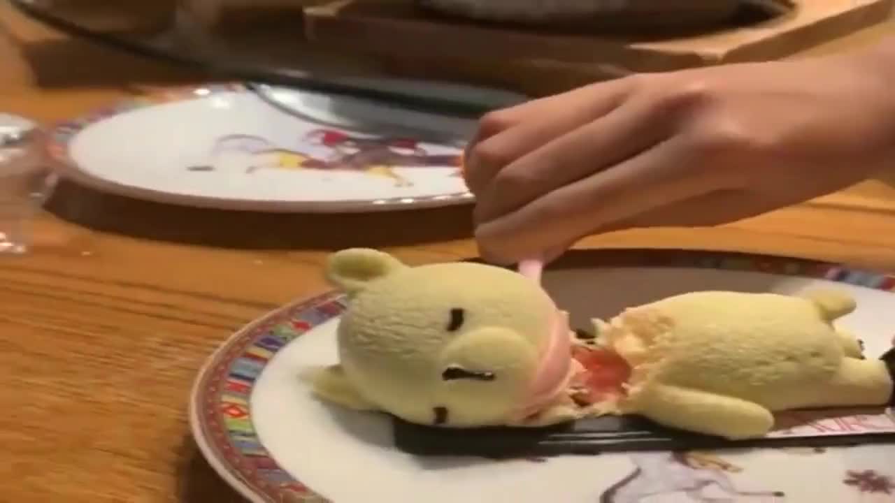 女儿正在长身体,妈妈天天煮面条给女儿吃,女儿想吃肉都不行