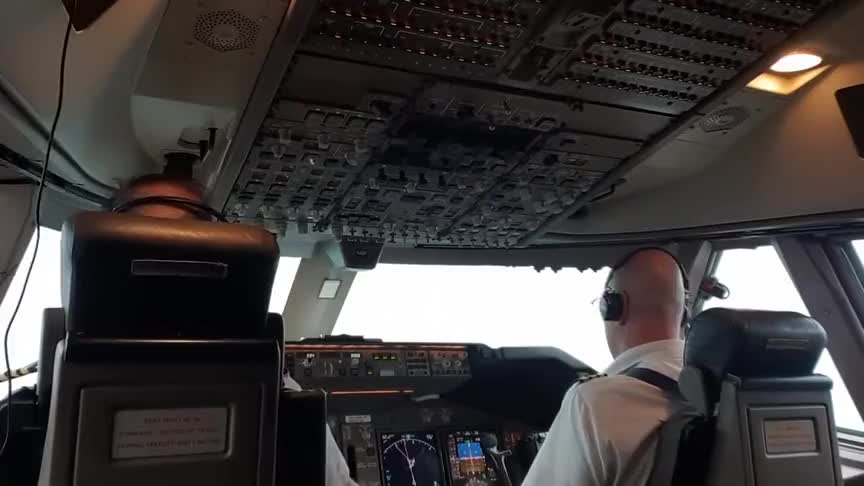 波音747飞机着陆肯尼迪机场,驾驶舱视角