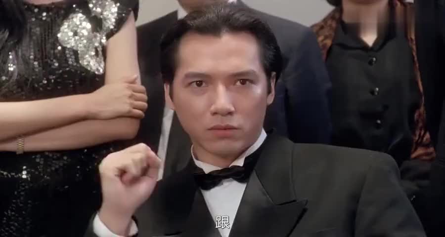 独眼龙用特异功能变走赌侠的牌,岂料赌圣更牛,一把赢他两千万