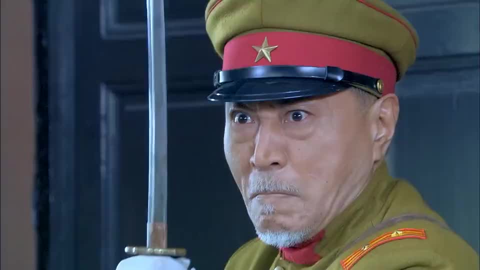 帅小伙挟持太君,没想到这时竟分神,鬼子趁机溜走,都呆了